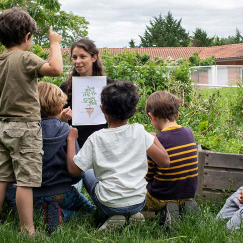 jeunes enfants dans un potager