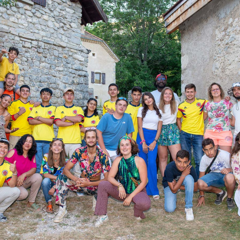 Photos de groupe lors de l'AESI avec des français et des colombiens au hameau de Vaunières