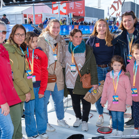 Violette Dorange accueille des familles du Havre des familles du Havre, avec Aurélie Lefrançois (co-directrice) sur le village de la Transat Jacques Vabre