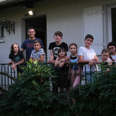 Etablissements Saint-Nicolas, maison Saint-Antoine à Cholet, les jeunes avec un éducateur devant la maison