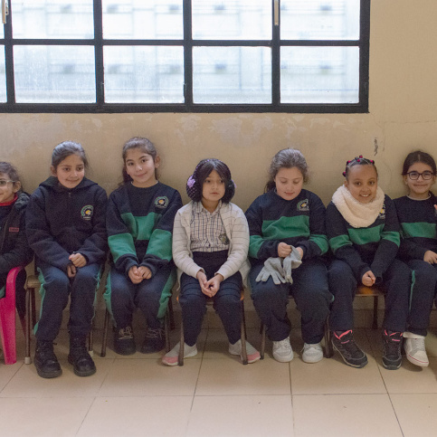 Partenaire Soeurs du Bon Pasteur - Petit Collège de Hammana - les filles attendent dans le gymnase