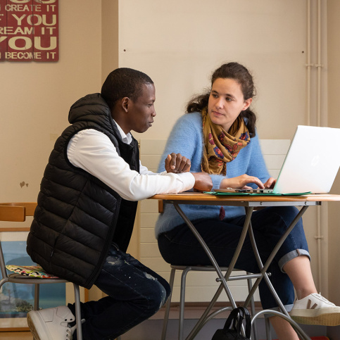 La Touline Paris - une chargée d’insertion socio-professionnelle en entretien avec un jeune 