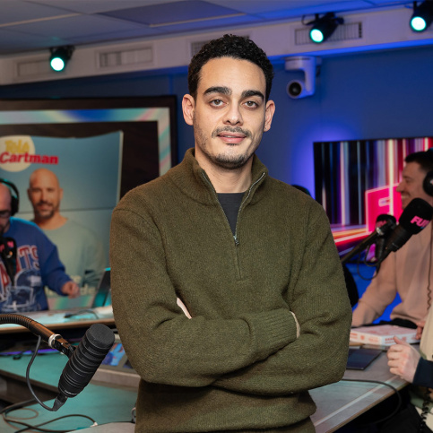 Portrait d'Amir Laieb, ancien de la fondation dans les locaux de Fun Radio