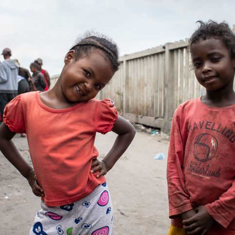 Association Graines de Bitume à Madagascar - 2 enfants en situation de rues, Priscilla et Tania