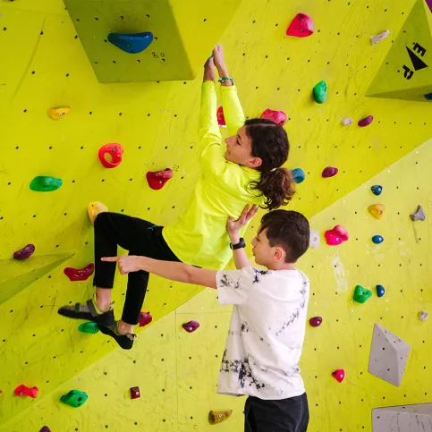 Jeunes du collège Sainte-Claire sur un mur d'escalade