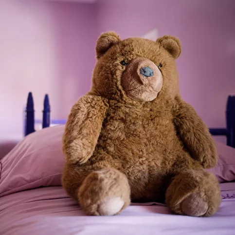 Peluche sur un lit d'enfant 