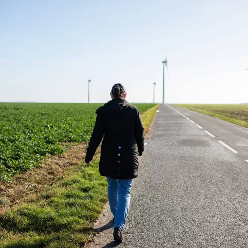 En l'absence de transports et de permis de conduire, Magali en est réduite à marcher des kilomètres le long de la route.