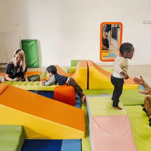 Crèche Les petites pousses du lac - Un atelier de motricité pour les moyens avec Tylia Desangin et Aurélie Lamirault, animatrices petite enfance