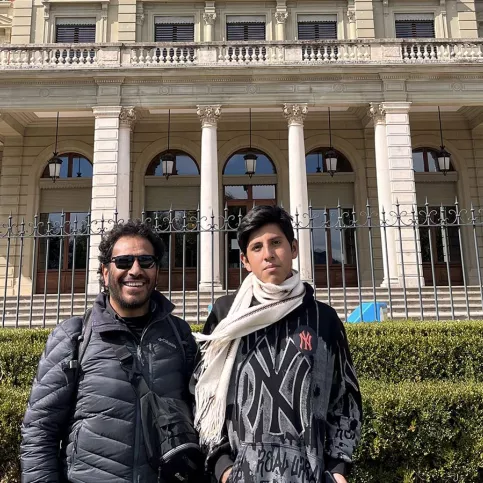Erick et Coco devant le palais Wilson où se réunit le comité des droits de l'enfant à Genève