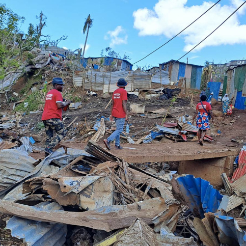 Maraude des éducateurs dans les bidonvilles de Mayotte