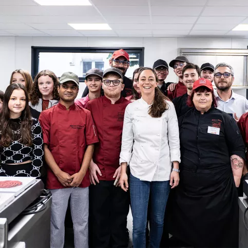 Nina Métayer avec des jeunes apprentis du lycée professionnel de Bouguenais