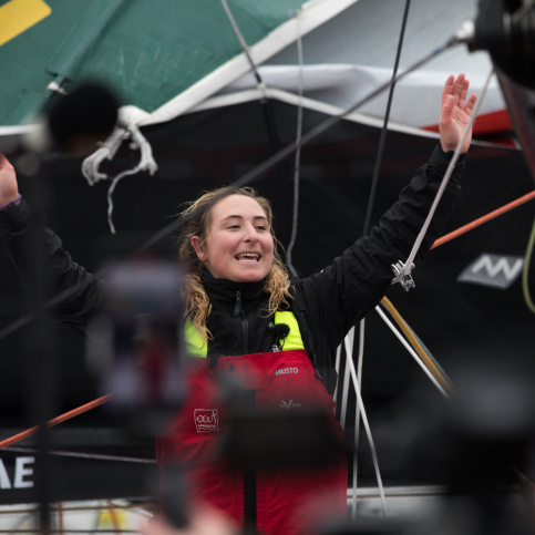 Violette célébrée par tous les spectateurs à son arrivée