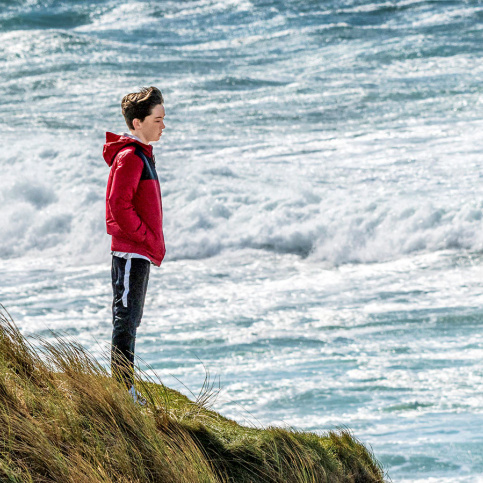 Un jeune adolescent face à la mer