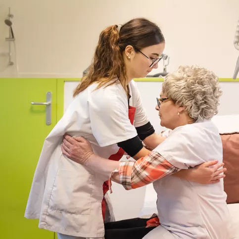 Romane, 16 ans, en 1ère année de SAPAT Bac Pro avec sa professeur Stéphanie Colombo pendant une classe de confort aux personnes âgées