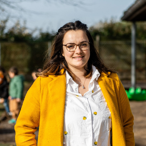 Ecole Saint-Etienne - Portrait de Mélanie Barbotin, éducatrice, dans la cour de récréation.