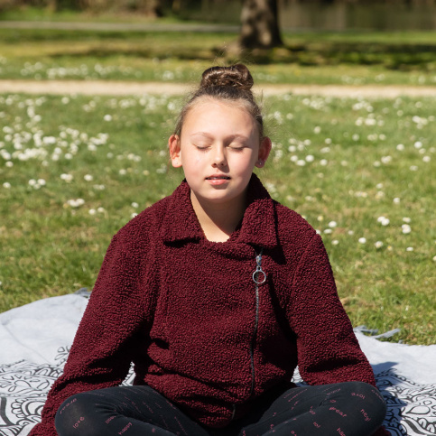 Jeune fille se relaxant dans un parc