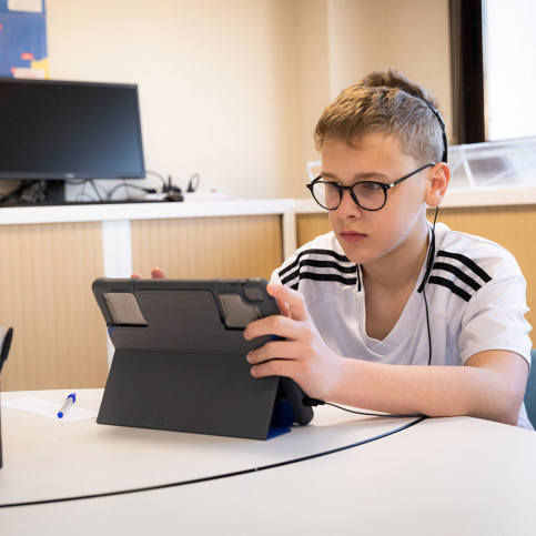 Collège Nouvelle Chance - Batiste travaille sur une tablette numérique