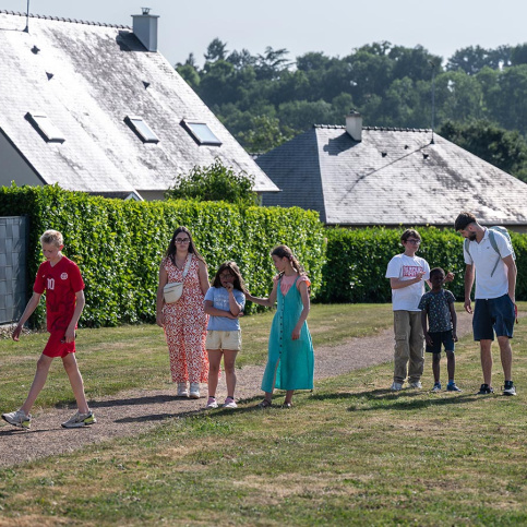 Jeunes et adultes de la MECS Havre Rose de Lima de retour de promenade