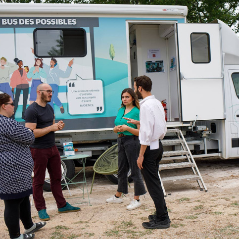 Dispositif Le bus des possibles à Brignoles - un booster territorial discute avec des jeunes