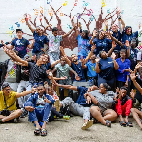 AESI - photo de groupes des jeunes et adultes mauriciens et français devant la fresque des mains 
