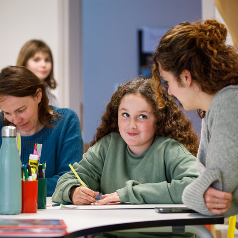 Ecole Pier Giorgio Frassati (site de Saint-Cyr) - Chloé Bouillard, enseignante et Florine Sire, service civique, travaillent avec Meryl 