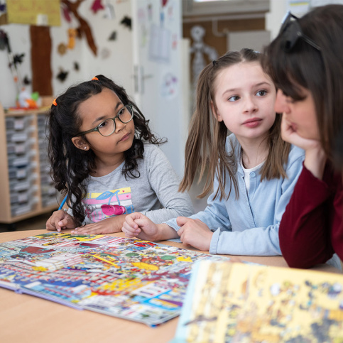 Ecole Pier Giorgio Frassati annexe Saint-Cyr – Innovation pédagogique - cours en petit groupe avec une adulte