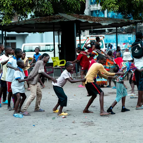  Oeuvre OSEPER - enfants jouant 