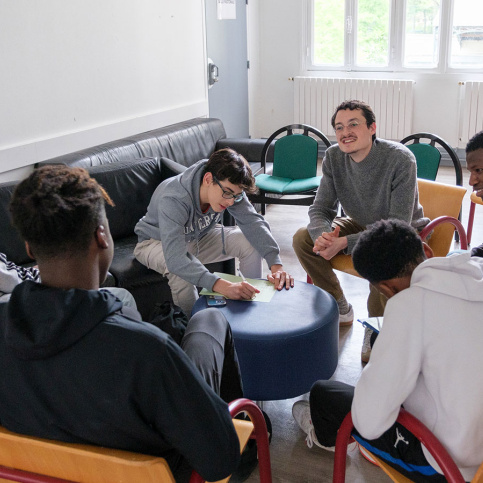 Consultation du défenseur des droits avec des jeunes de la MECS Sainte-Thérèse et Evan Ouinez