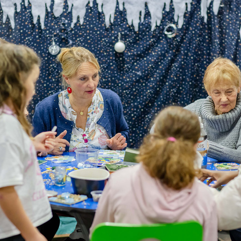 Atelier mosaïque de Noël avec Bérengère Mazerbourg, animatrice pastorale et une bénévole