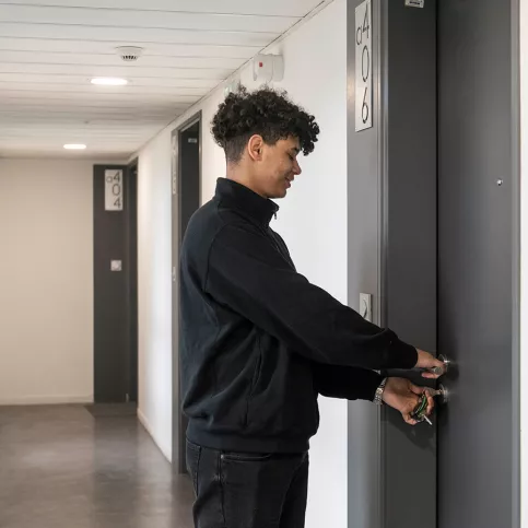 Résidence sociale St Bruno - Hébergement transitoire à Villeurbanne, Roger ouvre la porte de son studio