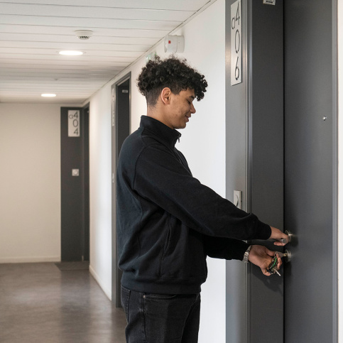 Résidence sociale St Bruno - Hébergement transitoire à Villeurbanne, Roger ouvre la porte de son studio