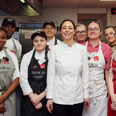 Concours de pâtisserie -  Nina Métayer pose avec les participantes et leurs commis