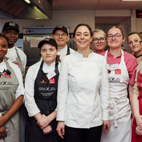 Concours de pâtisserie -  Nina Métayer pose avec les participantes et leurs commis