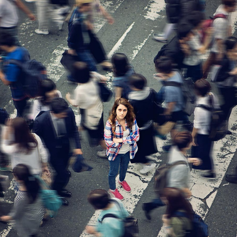 Une jeune femme perdue dans la foule