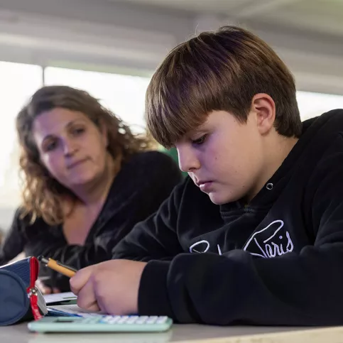 LPA Daniel Brottier - une classe de 4ème en cours de mathématiques. Mael, soutenu par le dispositif COREA (COnfiance, REussite et Accompagnement), dispositif de lutte contre le décrochage scolaire est accompagné par Joëlle Tournier, AESH