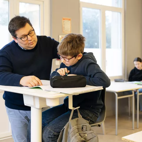 Collège Saint-Louis  La Hublais,  Lucas et Xavier Le Naour, enseignant d'histoire geo en première  plan, derrière Marie-Laure Brard, éducatrice avec la jeune Léana 5e 