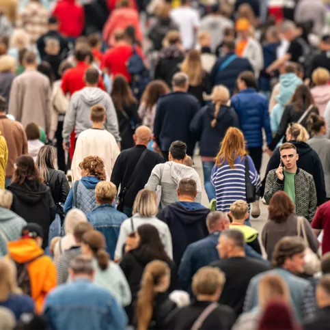 Une foule de personnes marchant dans la rue 
