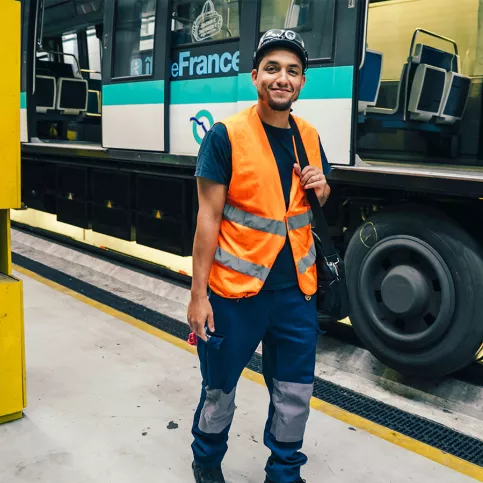 Ayoub est accompagné par la Fondation Apprentis d'Auteuil dans le cadre d'un programme d'apprentissage SKOLA "Technicien de maintenance industrielle ferroviaire". Il travaille sur le site RATP MP14 (