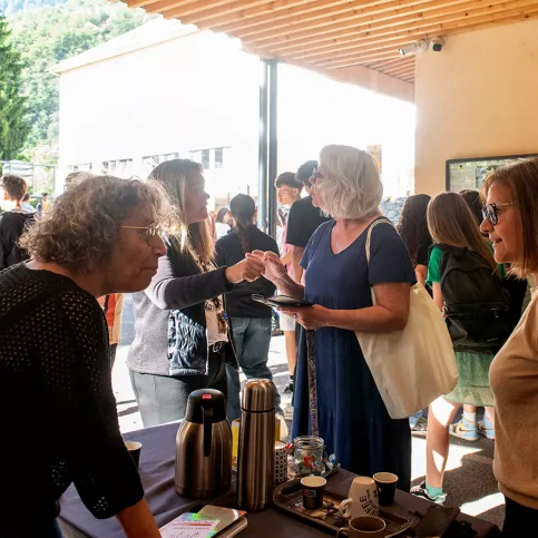 Collège St Paul - Dispositif "Hors les murs" , "café des parents" avec les éducatrices spécialisées Sylvia Doche (à gauche en discussion avec une maman), Céline Garin et Corine Chaix 