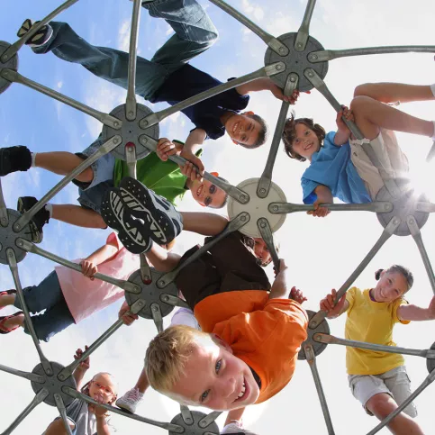 Illustration des compétences psychosociales - des enfants s'amusant dans des jeux de plein air