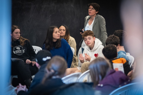 Groupe de jeunes en cercle