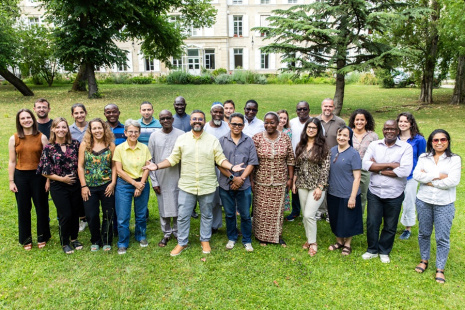 Groupe d'adultes en extérieur