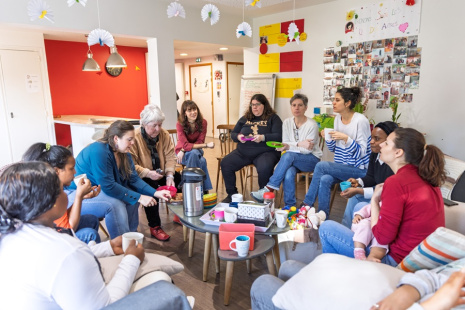 Groupe de jeunes femmes dans un salon