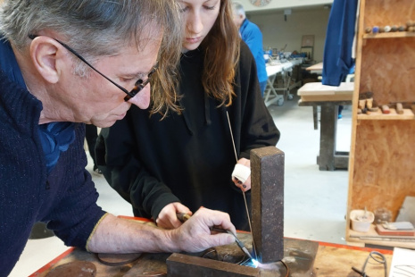 Une jeune fille et un adulte lors d'un atelier créatif