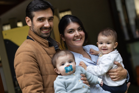 Un homme et une femme, tenant deux bébés dans leurs bras