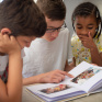 MECS - enfants regardant un album photos