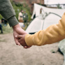  Illustration de la mobilisation avec un parent et un enfant se tenant par la main