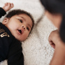 Photo d'une bébé allongé regardant sa maman