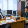 La photo montre Adriano ALBUQUERQUE ZANIN et un étudiant en entretien dans le bureau d'Adriano.