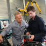 Elève et professeur en lycée professionnel en mécanique